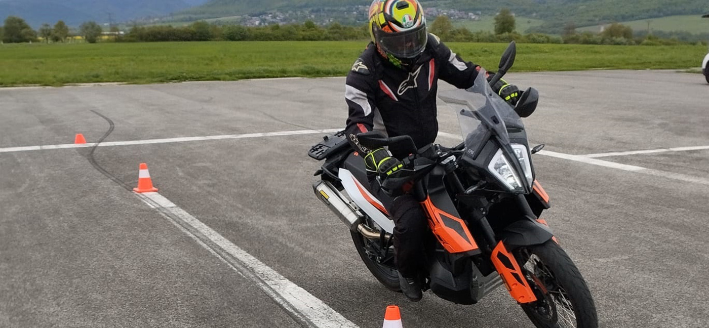 Si začínajúci, alebo si dlho nejazdil a potrebuješ rozbeh do moto života? Si na správnej ceste.