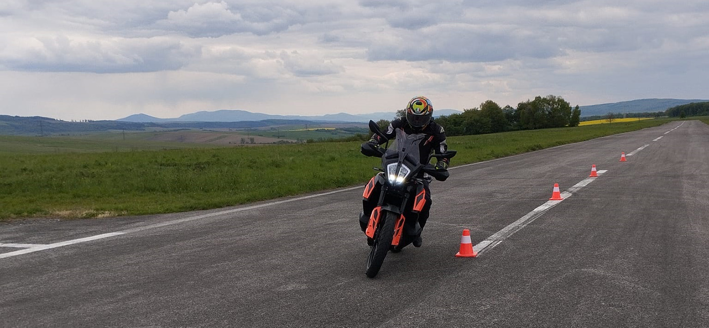 Si začínajúci, alebo si dlho nejazdil a potrebuješ rozbeh do moto života? Si na správnej ceste.