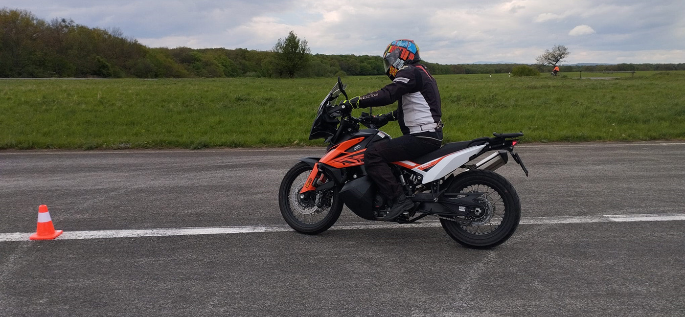 Si začínajúci, alebo si dlho nejazdil a potrebuješ rozbeh do moto života? Si na správnej ceste.